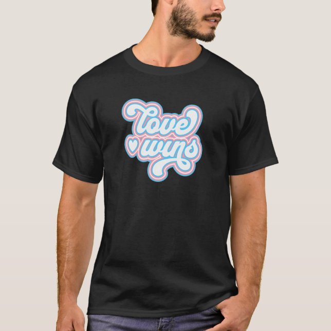 Camiseta Love Wins Trans Pride Transgender Flag LGBTQ+ Retr (Frente)