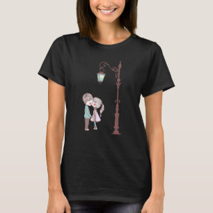 Camiseta Lovely Couple Kissing Under The Lamppost Happy Gal