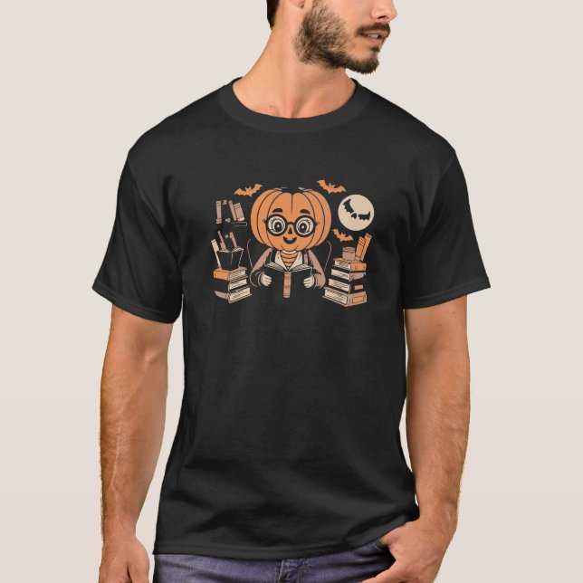 Camiseta Lua Assustadora Abobora Bibliotecária Lendo Magia  (Frente)