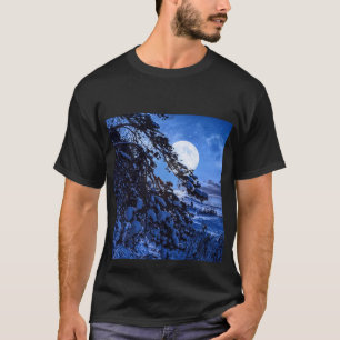 Camiseta Lua sobre abetos de neve e costa marítima à noite