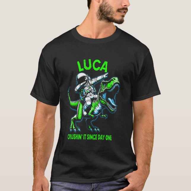 Camiseta Luca Crushin' It Since Day One Astronaut Dinosaur  (Frente)