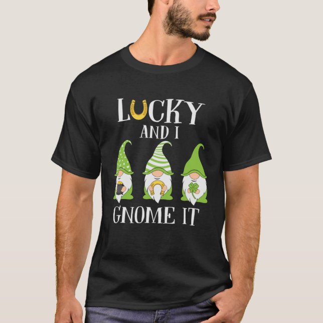 Camiseta Lucky and I Gnome It Three Lucky Gnomes St Patrick (Frente)