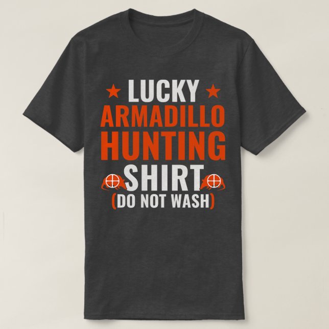 Camiseta Lucky Armadillo caçando o Funny Armadillo Hunter (Frente do Design)