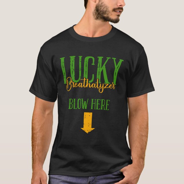 Camiseta Lucky Breathalyzer Sopra Aqui Dia de São Patrício  (Frente)