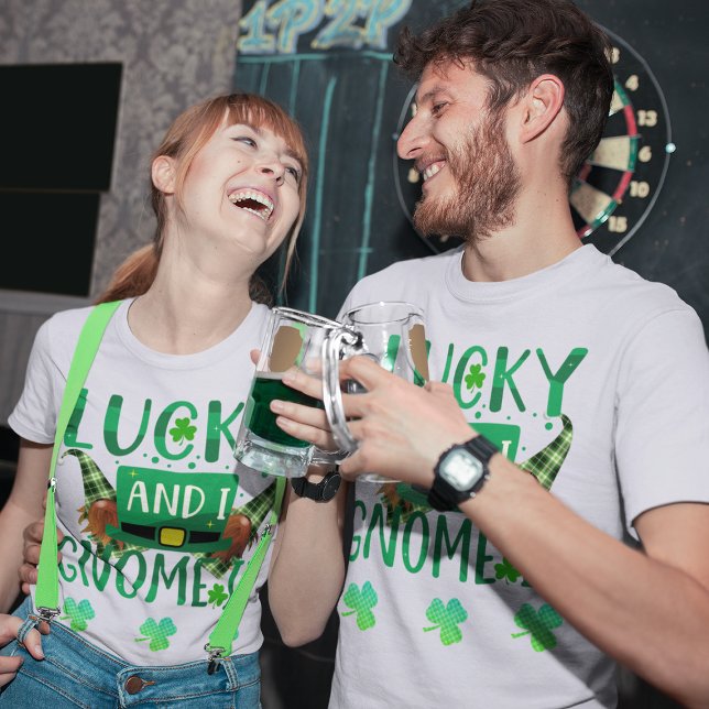 Camiseta Lucky e eu Gnomo Dia de São Patrício Unisex (Lucky and I Gnome It St Patricks Day Unisex T-Shirt)