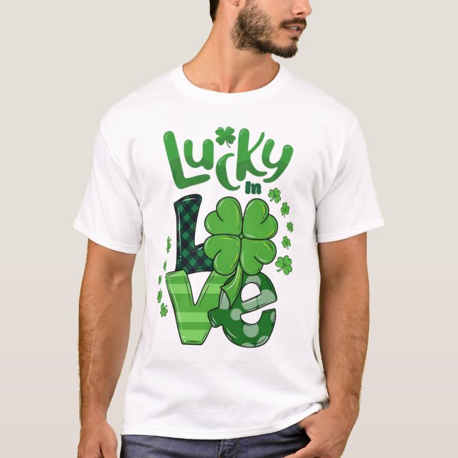 Camiseta Lucky In Love St. Patrick's Day Patterned Shamrock (Frente)