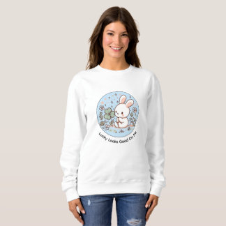 Camiseta Lucky Looks Good On Me Cute Bunny Sweatshirt