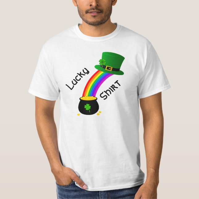 Camiseta Lucky Shirt with rainbow and pot of gold. (Frente)
