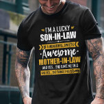 Camiseta Lucky son-in-law of awesome mother-in-law<br><div class="desc">Are you a Proud Mother in Law? Are you looking for a Birthday Gift or Christmas Gift for your Son in Law who thinks that you are a freaking awesome Mother in Law? Then this is your Son in Law Gift Shirt!</div>