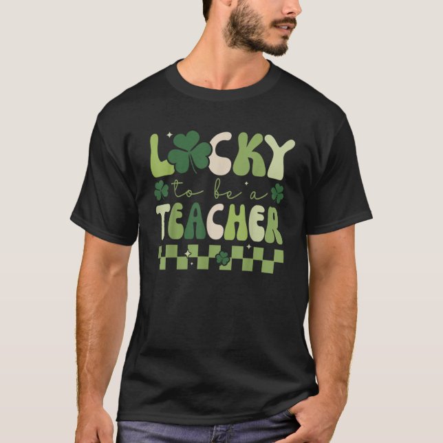 Camiseta Lucky To Be A Teacher Groovy Retro Shamrock St Pat (Frente)