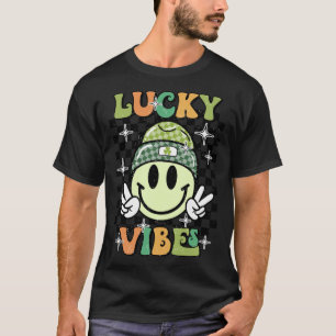 Camiseta Lucky Vibes Retro Dia de São Patrício Groovy Smile