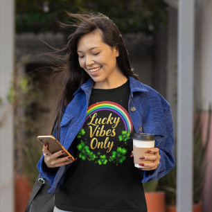 Camiseta Lucky Vibes só xamrock irlandês arco-íris em preto