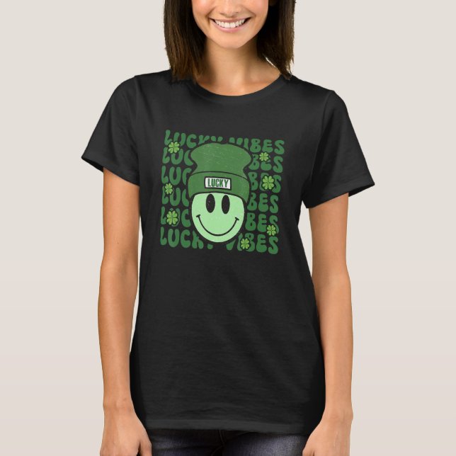 Camiseta Lucky Vibes St. Patrick's Day Groovy Happy Face wi (Frente)