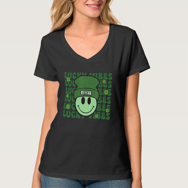 Camiseta Lucky Vibes St. Patrick's Day Groovy Happy Face wi (Frente)