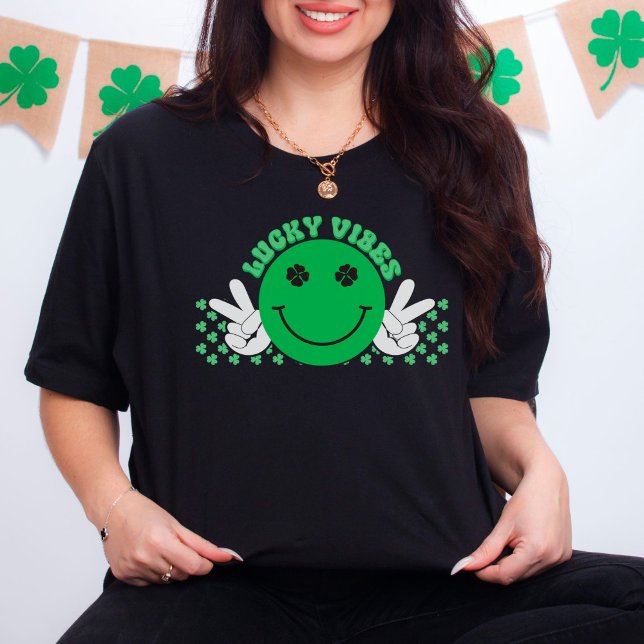 Camiseta Lucky Vibes Verde Sorriso Rosto Shamrock (Criador carregado)