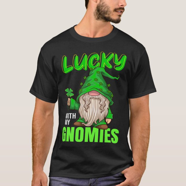 Camiseta lucky with my gnomies Irish st patricks day gnome (Frente)