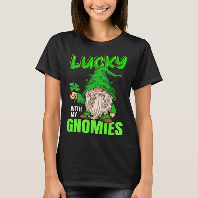 Camiseta lucky with my gnomies Irish st patricks day gnome (Frente)