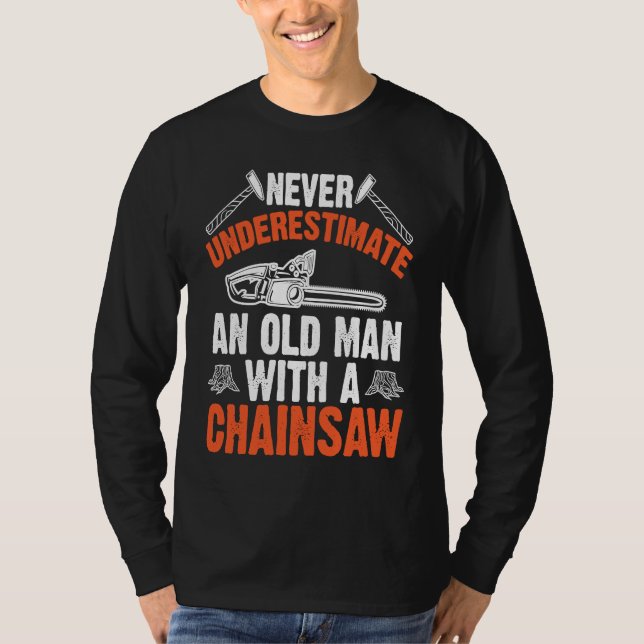Camiseta Lumberjack Never Underestimate An Old Man Chainsaw (Frente)
