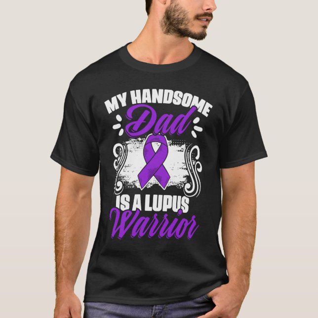 Camiseta Lupus Warrior Dad  Lupus Purple Ribbon Lupus Aware (Frente)