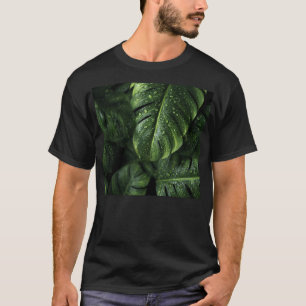 Camiseta Lush Monstera Leaves with Morning Dew Drops