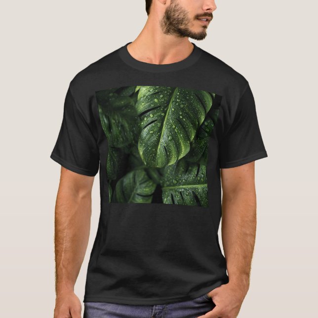 Camiseta Lush Monstera Leaves with Morning Dew Drops (Frente)
