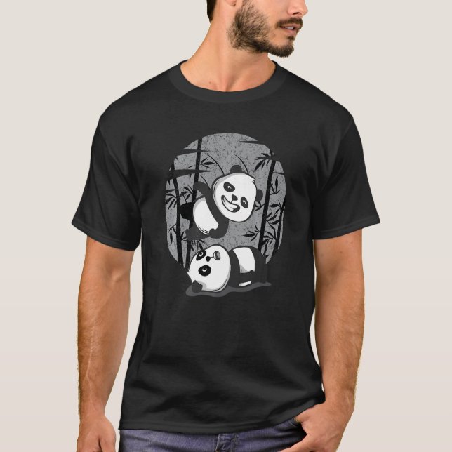 Camiseta Luta Pandas Chineses Bamboo Comendo Animais (Frente)