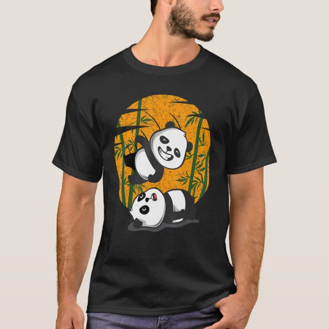 Camiseta Luta Pandas Chineses Bamboo Comendo Animais (Frente)