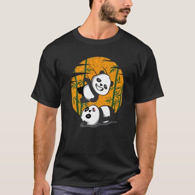 Camiseta Luta Pandas Chineses Bamboo Comendo Animais (Frente)