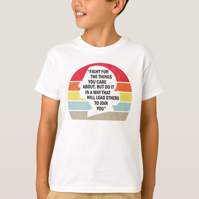 Camiseta Luta Retroativa Pelas Coisas Com As Quais Você Se  (Frente)