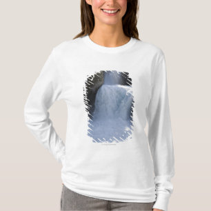 Camiseta Luz solar em cachoeiras no lado de uma montanha