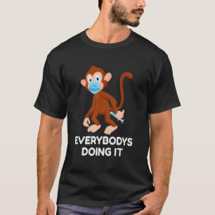 Camiseta Macaco com vacina e máscara diz todo mundo fazendo