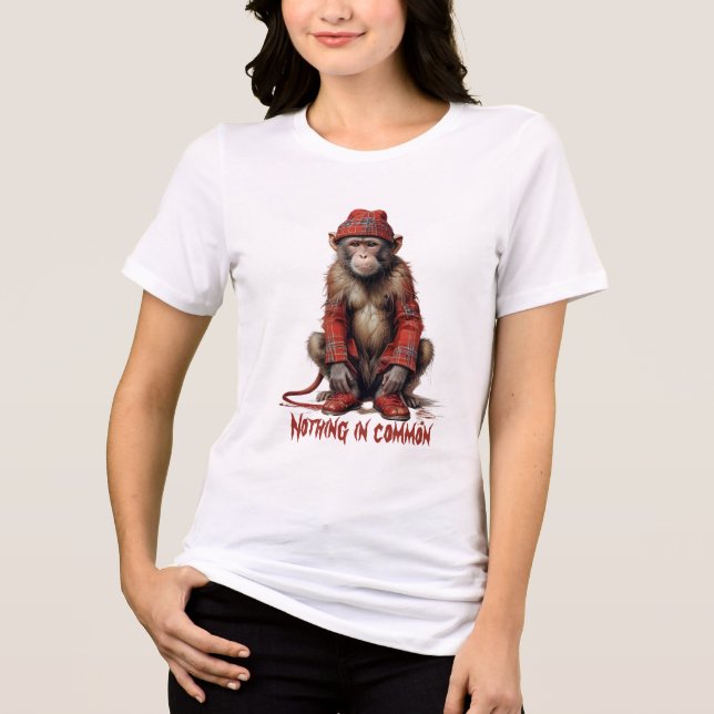 Camiseta macaco escocês disfarçado - nada em comum (Frente)