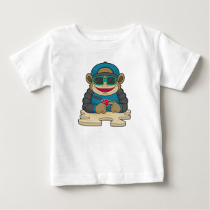 Camiseta Macaco no Poker com cartões de pôquer e óculos esc