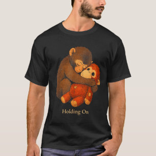 Camiseta Macaco-punch segurando um macaco de pelúcia emocio
