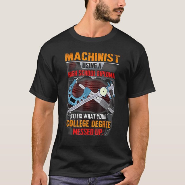 Camiseta Machinista Usando Um Diploma De Segundo grau Para  (Frente)
