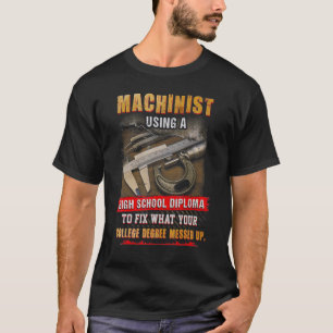 Camiseta Machinista Usando Um Diploma De Segundo grau Para