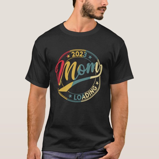 Camiseta Mãe 2023 Carregando o Anúncio de Gravidez Mãe 202 (Frente)