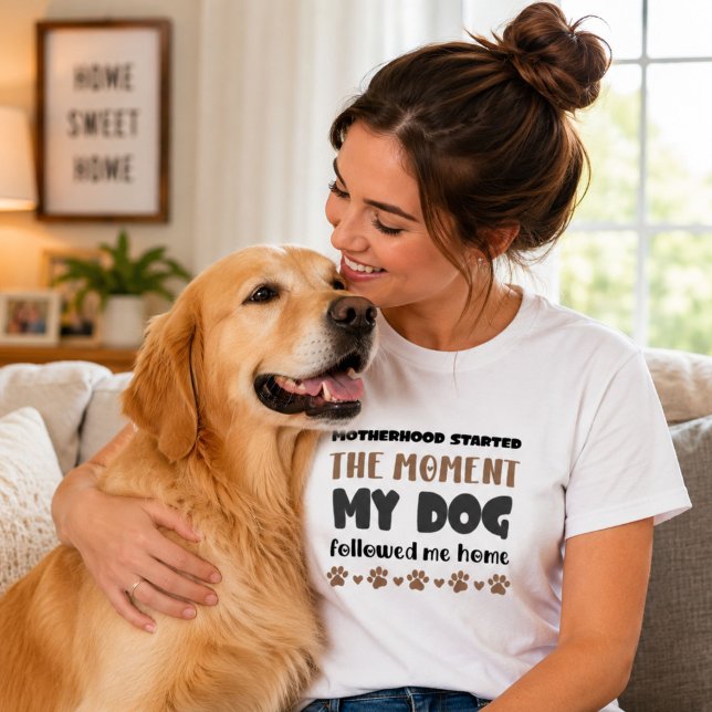Camiseta Mãe Cachorra A Maternidade Começou Citação Present (“Motherhood Started The Moment My Dog Followed Me Home” – Golden Retriever Dog Mom Tee )
