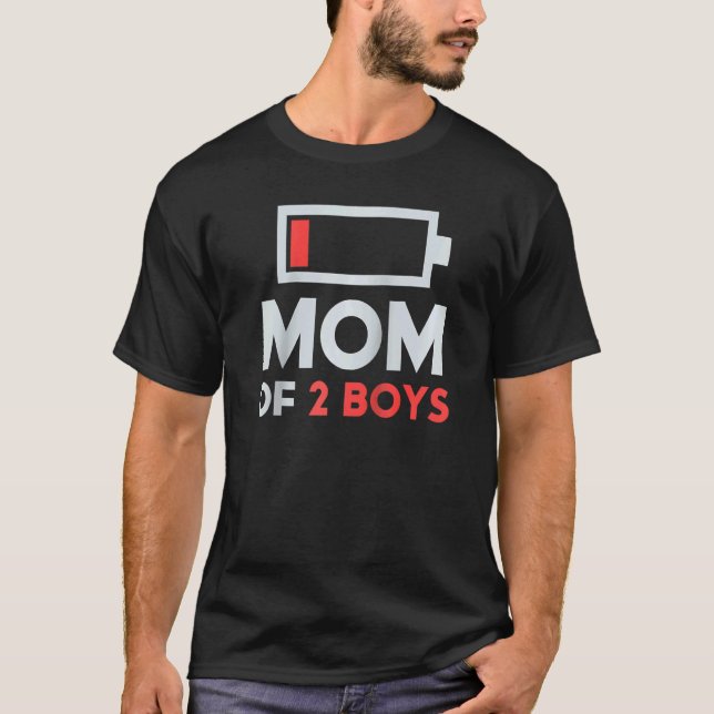 Camiseta Mãe Cansada De 2 Rapazes Com Baixa Bateria Da Famí (Frente)