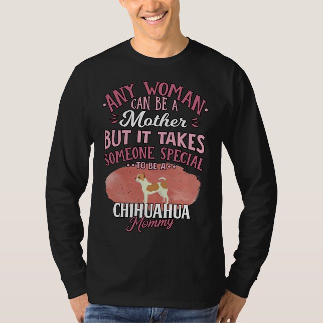 Camiseta Mãe Chihuahua Qualquer Mulher Pode Ser Mãe Mas Ela (Frente)