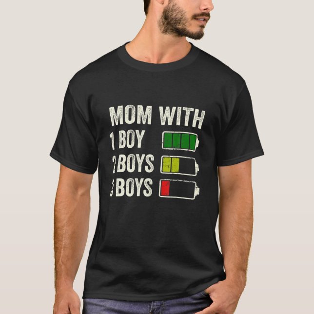 Camiseta Mãe com três rapazes com bateria vazia Dia de as m (Frente)