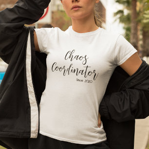 Camiseta Mãe Coordenadora de Caos, Ano Personaliza