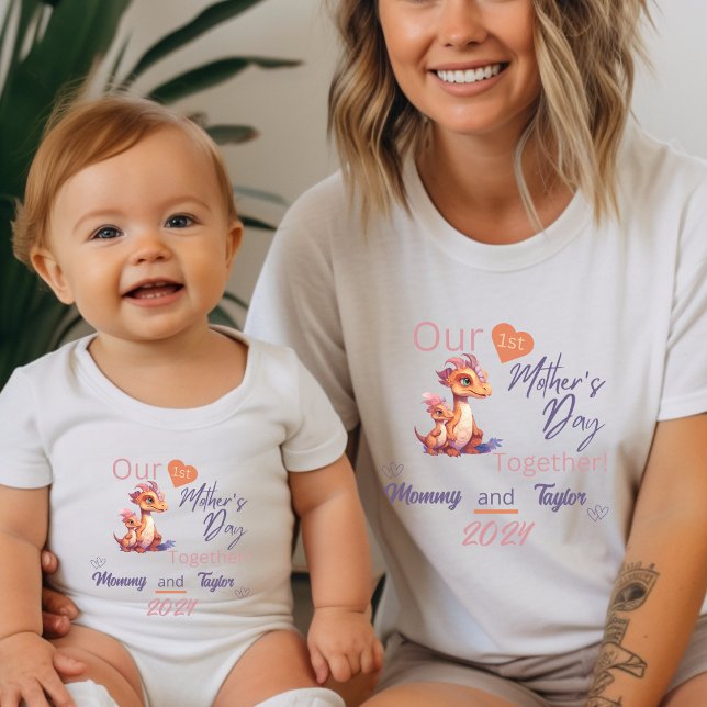 Camiseta Mãe Correspondendo Dinossauro Nossa PrimeiraMãeJun (Mom Matching. Dinosaur and baby. Our FIrst Mother's Day Together!)
