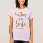 Camiseta Mãe da Festa de casamento Dourada da Noiva<br><div class="desc">Esta camiseta Mãe da Noiva é perfeita para mães orgulhosas vestirem enquanto estão ocupadas ajudando a preparar recepções de casamento e chás de panela. Esta camisa cor-de-rosa pincelada apresenta uma letra falsa no estilo de brilho dourado na frente. Personalize estas camisetas com o nome do membro da sua festa de...</div>