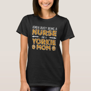 Camiseta Mãe de Cachorro Enfermeira Ocupada - Mãe de Yorkie