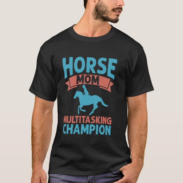 Camiseta Mãe de Cavalo Campeã Multitarefa Mãe de Cavalo (Frente)