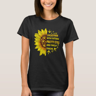 Camiseta Mãe de Frango Com Tatuagens Olhos Bonitos Coxas Gr