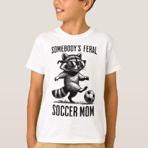 Camiseta Mãe de Futebol Feral Fofa de Guaxinim Jogando Espo