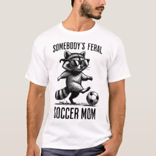 Camiseta Mãe de Futebol Feral Fofa de Guaxinim Jogando Espo