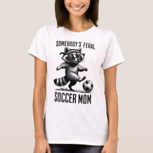 Camiseta Mãe de Futebol Feral Fofa de Guaxinim Jogando Espo
